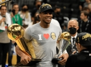 爱游戏-包含字母哥在法国队比赛中挺进下一轮，回归赛场引发热议！的词条