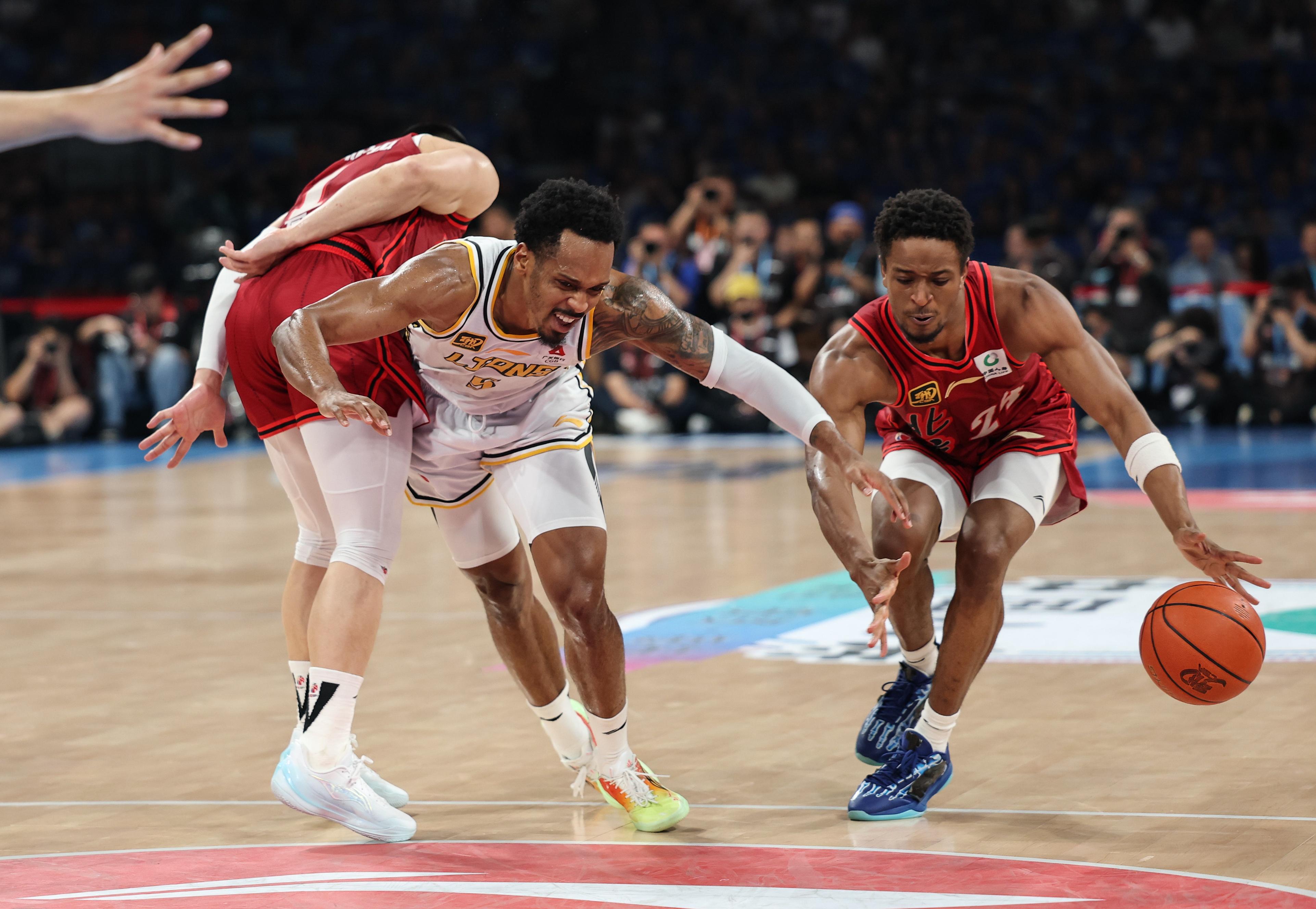 NBA季后赛倒计时；阿贾克斯国际比赛日刷新队史纪录；细节引发关注；底气十足；临场指挥获称赞的简单介绍