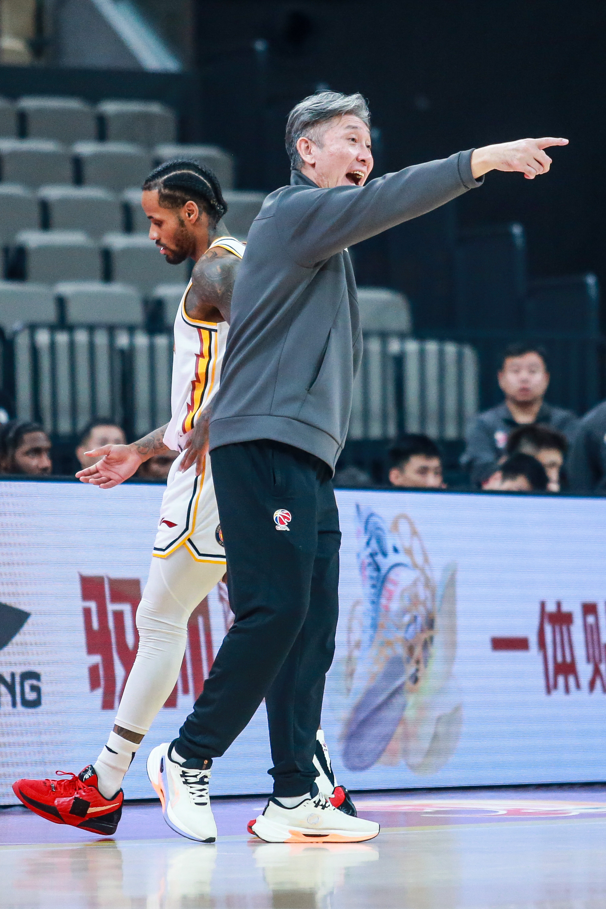 阿斯顿维拉训练开放日,赛前队长鼓劲引欢呼,CBA常规赛在即,赛季目标并未改变的简单介绍 阿斯顿维拉训练开放日,赛前队长鼓劲引欢呼,CBA常规赛在即,赛季目标并未改变的简单介绍